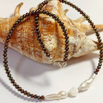 Elegante Damen Perlenkette aus Süßwasserperlen mit Keshi & Muschelkern Blume – 42cm Halskette