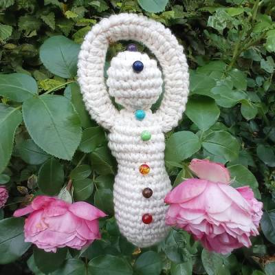 Gehäkelte Reiki Göttin – Chakra Energiefigur als spirituelle Wegbegleiterin