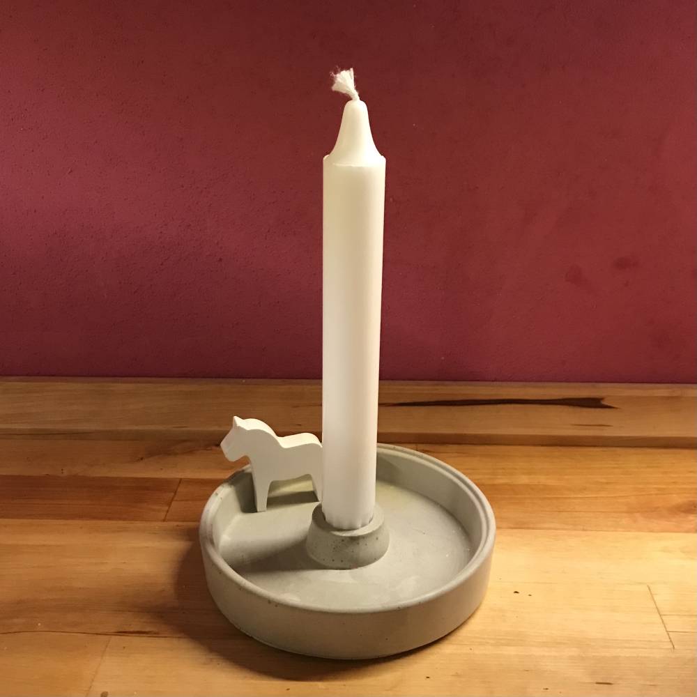 Toller Dekoteller Kerzenhalter aus Beton für Stabkerze, 12,5 cm puristisch