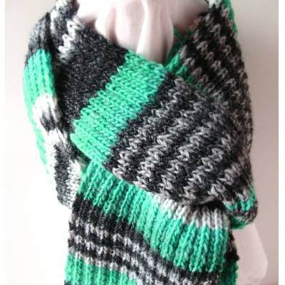 Herrenschal in grün-grau-schwarz handgestrickt von Hobbyhaus