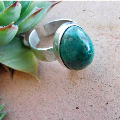 handgeschmiedeter Statement Ring in 925er Silber mit hohem Chrysokoll