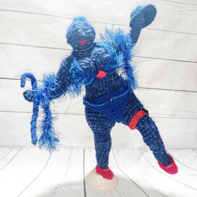Gehäkelte Skulptur: Die blaue Tänzerin – Künstlerpuppe, Unikat, Geschenkidee