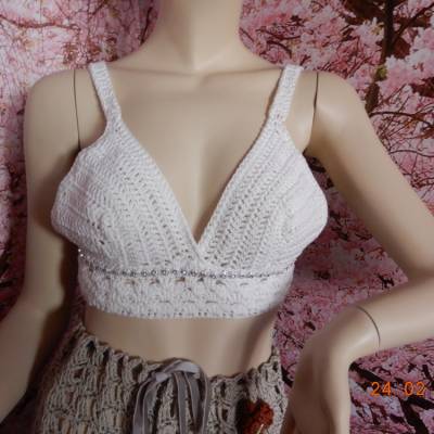        Handgehäkeltes Bikinioberteil mit Strass,
