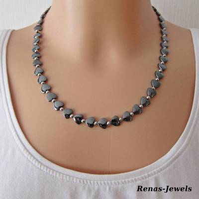 Edelsteinkette kurz Hämatit Herzen schwarz silberfarben Herz Perlen Edelstein Kette Collier Herzkette handgefertigt
