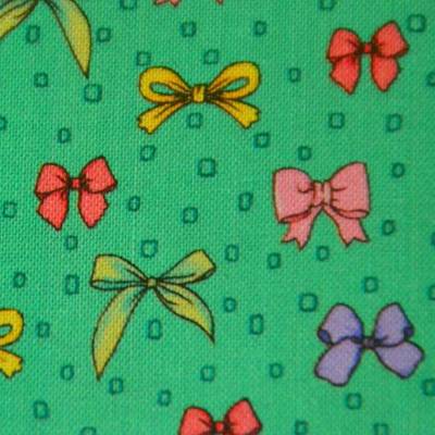 kleine Schleifen auf smaragdgrünem Baumwollstoff 50 cm x 112 cm Patchwork