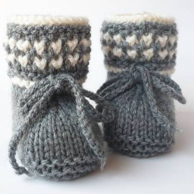 Babyschuhe gestrickt in Grau und Beige – Handarbeit, 100% Polyacryl, ca. 10,3 cm, Strickschuhe Baby