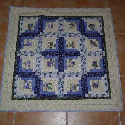 Tischdecke mit Fliedermotiven, ca. 85 x 85 cm