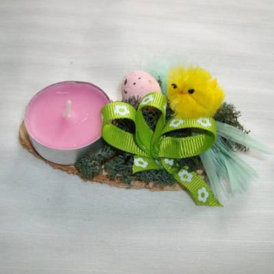 Kleines Ostergesteck mit Teelicht und Moos in gelb-grün-rosa