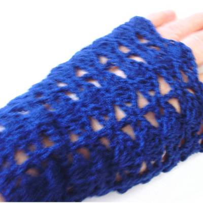 Armstulpen in dunkelblau Nea II im Muschelmuster gehäkelt von Hobbyhaus