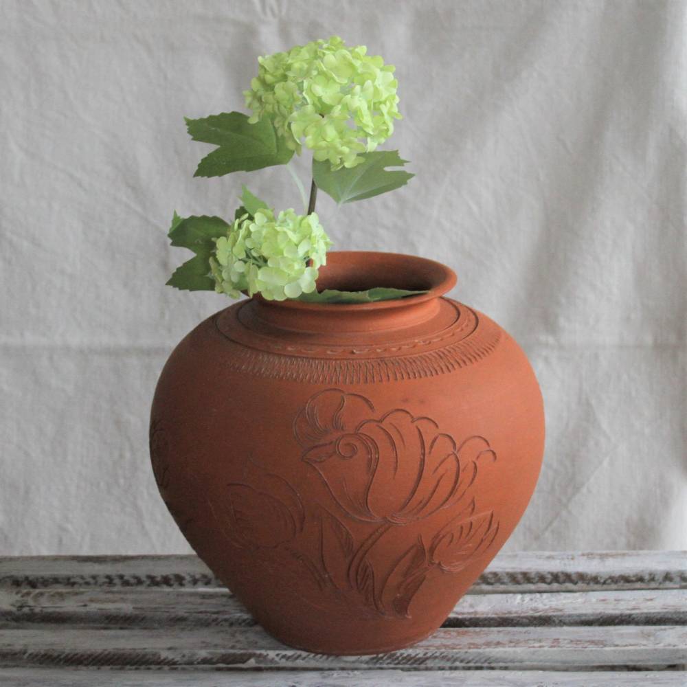 Vintage Tonvase mit geritztem Muster