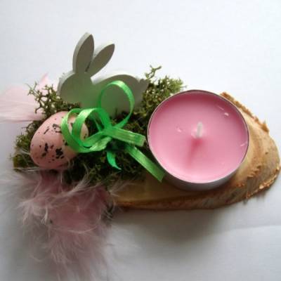 Kleines Ostergesteck mit Teelicht, Moos und Hase in weiß-grün-rosa