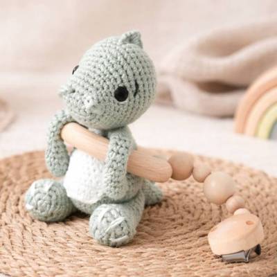 Kinderwagenanhänger Dino gehäkelt | Babyspielzeug Holzring | Amigurumi Dinosaurier | Geschenk zur Geburt | Taufgeschenk