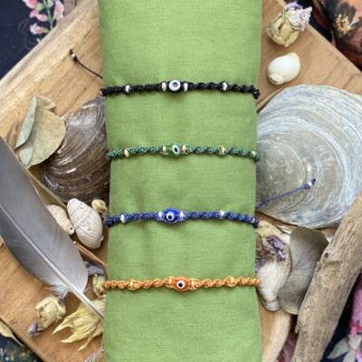 Porte-Bonheur - Makramee-Armband mit Nazar-Auge aus Glas, Hämatit-Rondellen und Rocailles