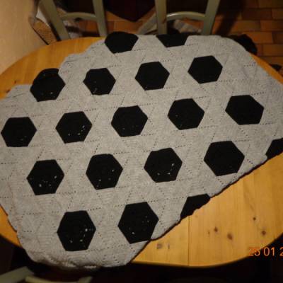 gehäkelte Tagesdecke grau/schwarz/Fußball Decke