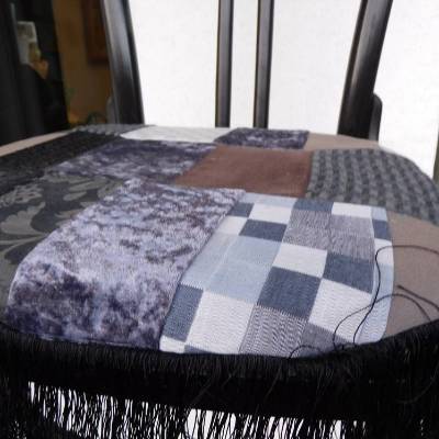 Stuhl kissen , graues quadratisches Kissen , Patchworkkissen , lila Kissen