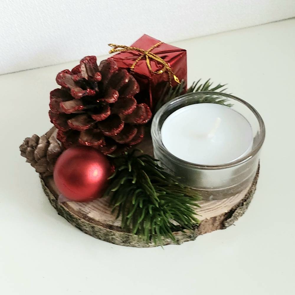Adventsgesteck mit Teelicht auf Baumscheibe