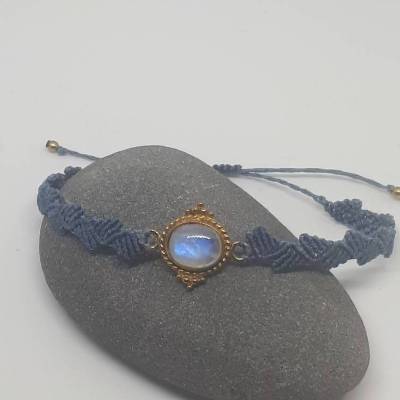 Macrame-Armband mit Regenbogen-Mondstein in Messing