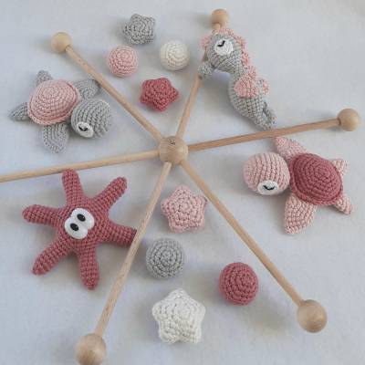 Süßes Baby Mobile mit gehäkelten Schildkröten, Seestern, Seepferdchen, Stern und Kugel andere Farbkombinationen möglich