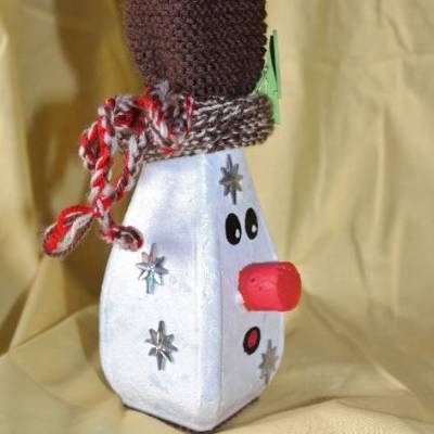 Geldgeschenk MANNI SNOW, nette Idee zum Nikolaus, witziges Upcycling-Projekt, gestaltet mit Acrylfarbe, Kork und Wolle