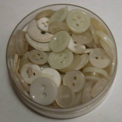 Konvolut Knöpfe in Pelikandose – Vintage Knopfsammlung D = 6 cm