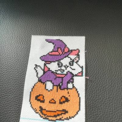 Handgefertigtes Stickbild mit süßem Halloween Motiv, inklusive schwarzem Rahmen