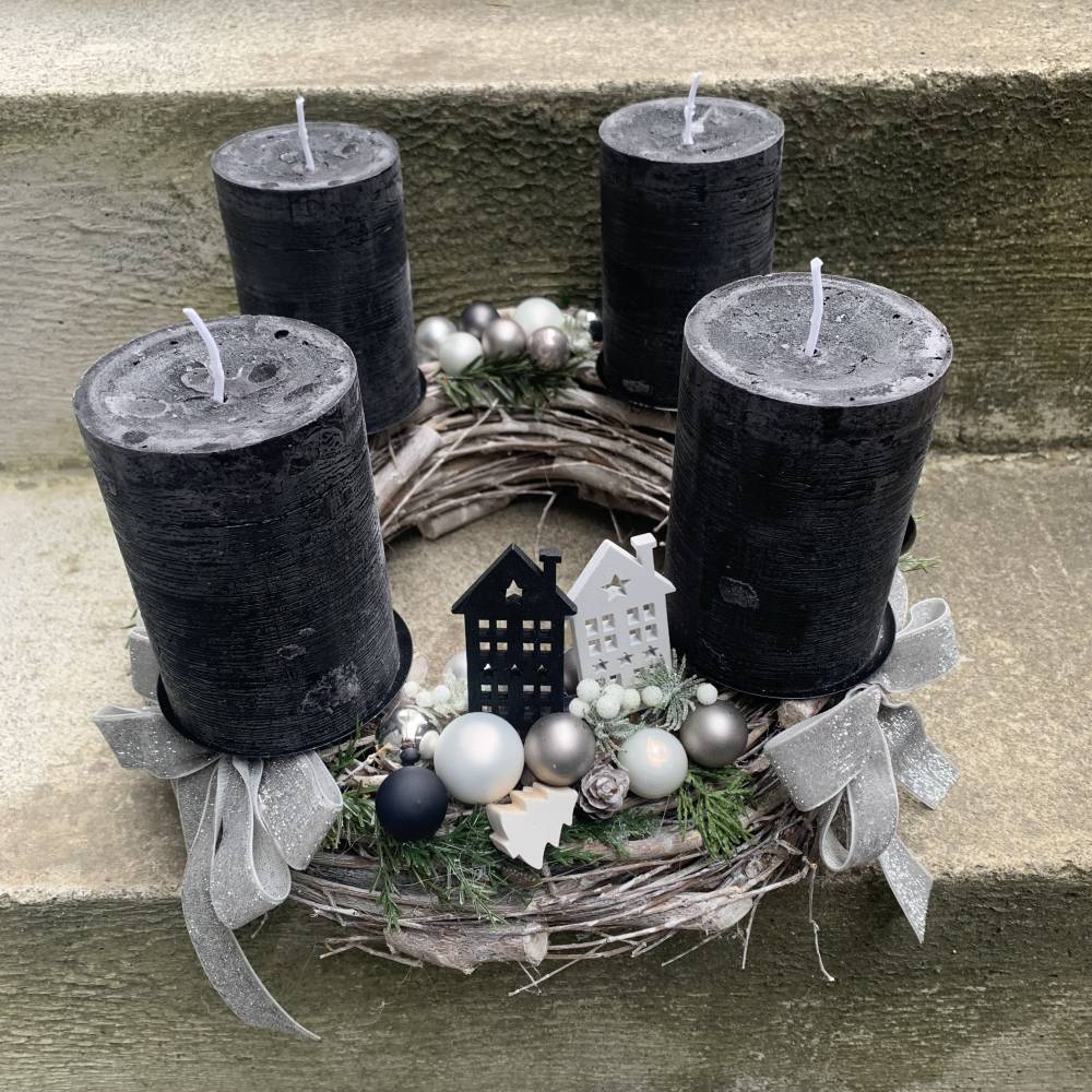 BESONDERER ADVENTSKRANZ grau taupe dunkelgrau anthrazit weiss silber schwarz rustic Kerzen