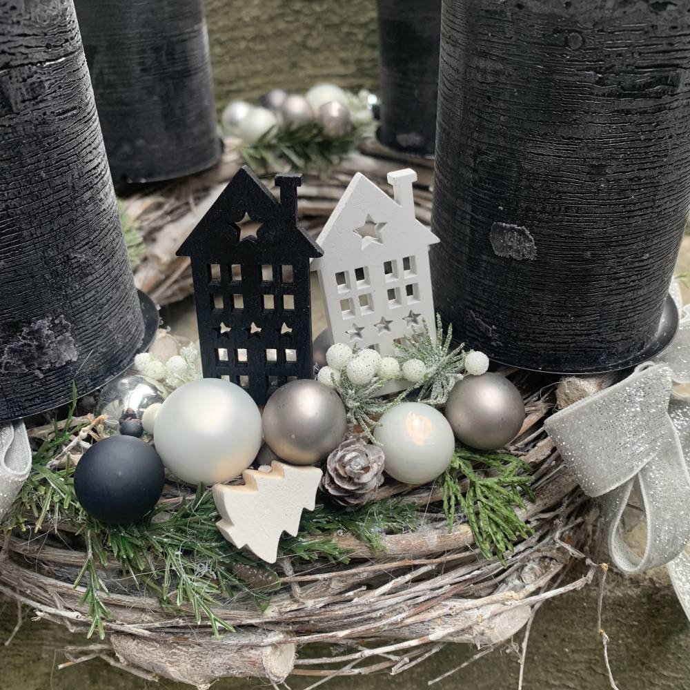 BESONDERER ADVENTSKRANZ grau taupe dunkelgrau anthrazit weiss silber schwarz rustic Kerzen