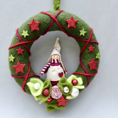 Türkranz aus Filz, Winterkranz, Deko-Kranz für den Winter, Adventskranz mit Wichtel-Mädchen