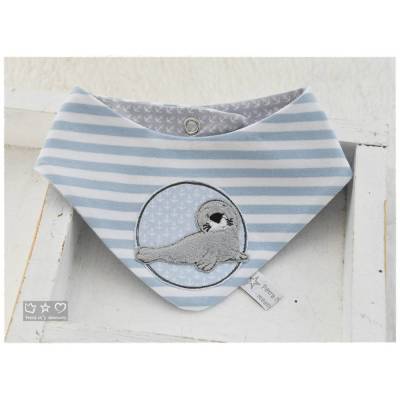 Dreieckswendetuch hellblau/grau/weiß mit Doodlestickerei Button Robbe