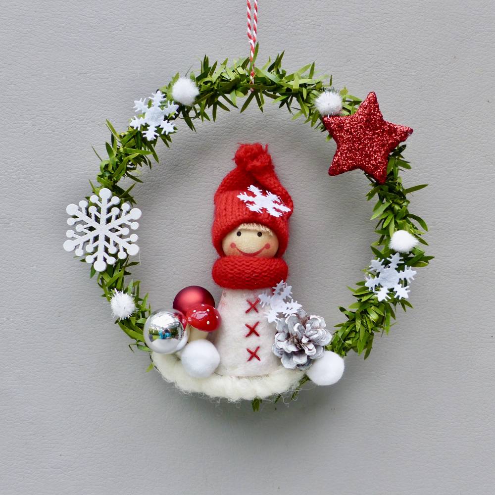 Fensterdeko, Fensterschmuck Winter Advent-Weihachts-Deko, Kranz mit Winter-Wichtel Bild 3