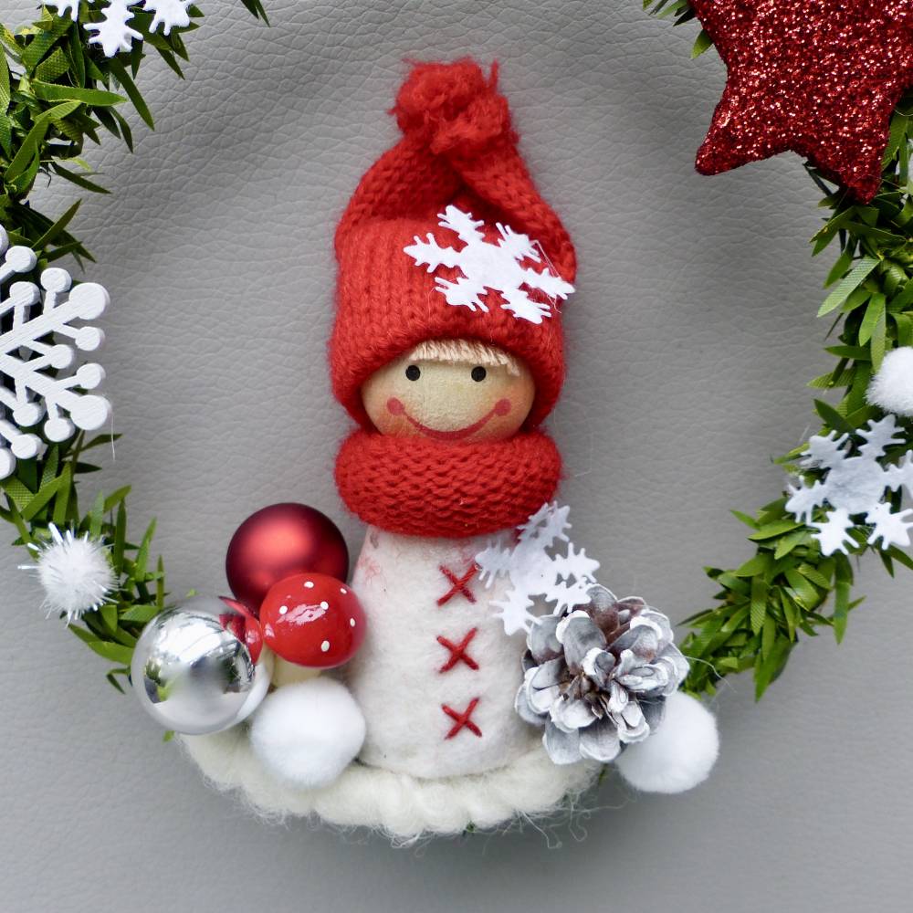 Fensterdeko, Fensterschmuck Winter Advent-Weihachts-Deko, Kranz mit Winter-Wichtel Bild 4