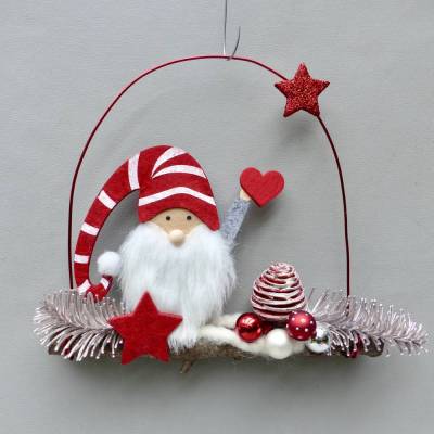 Türkranz* mit Wichtel-Zwerg auf Ast, rote Weihnachts-Fensterdeko für den Advent