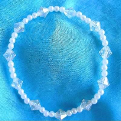 Perlenarmband in Weiß-Transparent einfach schön handgemacht von Hobbyhaus