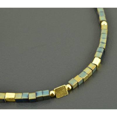 Zarte Halskette mit Hämatit und vergoldetem 925er Silber, minimalistische,zierliche Edelsteinkette, kleine Würfelkette