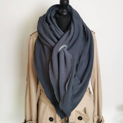 XXL Dreieckstuch aus Alpenfleece. Halstuch. Handgefertiger XXL Schal. Ösentuch. Ösenschal. Anthrazit.
