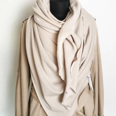 XXL Dreieckstuch aus Alpenfleece. Halstuch. Handgefertiger XXL Schal. Ösentuch. Ösenschal. Creme. Beige.