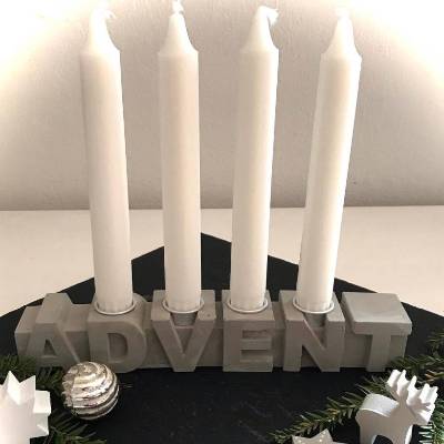 Stylischer Adventskranz aus Beton, puristischer Schriftzug ADVENT in grau, 25 cm