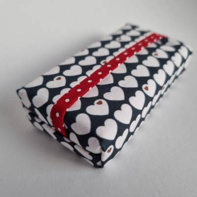 Taschentüchertasche "TaTüTa blau-weiß Herzchen - mit ROT" aus Baumwollstoff genäht, von he-ART by helen hesse