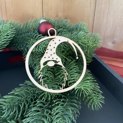 Weihnachtsgnom – Geschenkanhänger & Christbaumanhänger aus Holz, lasergeschnitten, festliche Dekoration
