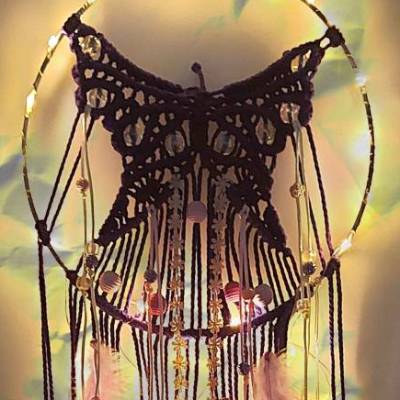 Makramee Traumfänger Wanddeko mit Figur, Schmetterling Lila, 25 cm Ø, 75 cm lang, optional Lichterkette