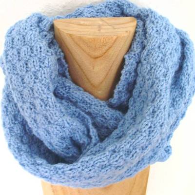 Schlauchschal Loopschal in hellblau in einem Strukturmuster handgestrickt von Hobbyhaus