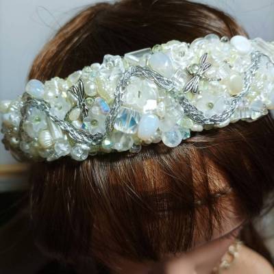 Handgefertigter Haarreif Brautschmuck weiß creme funkelnd silberfarben oder goldfarben – Unikat handbestickt