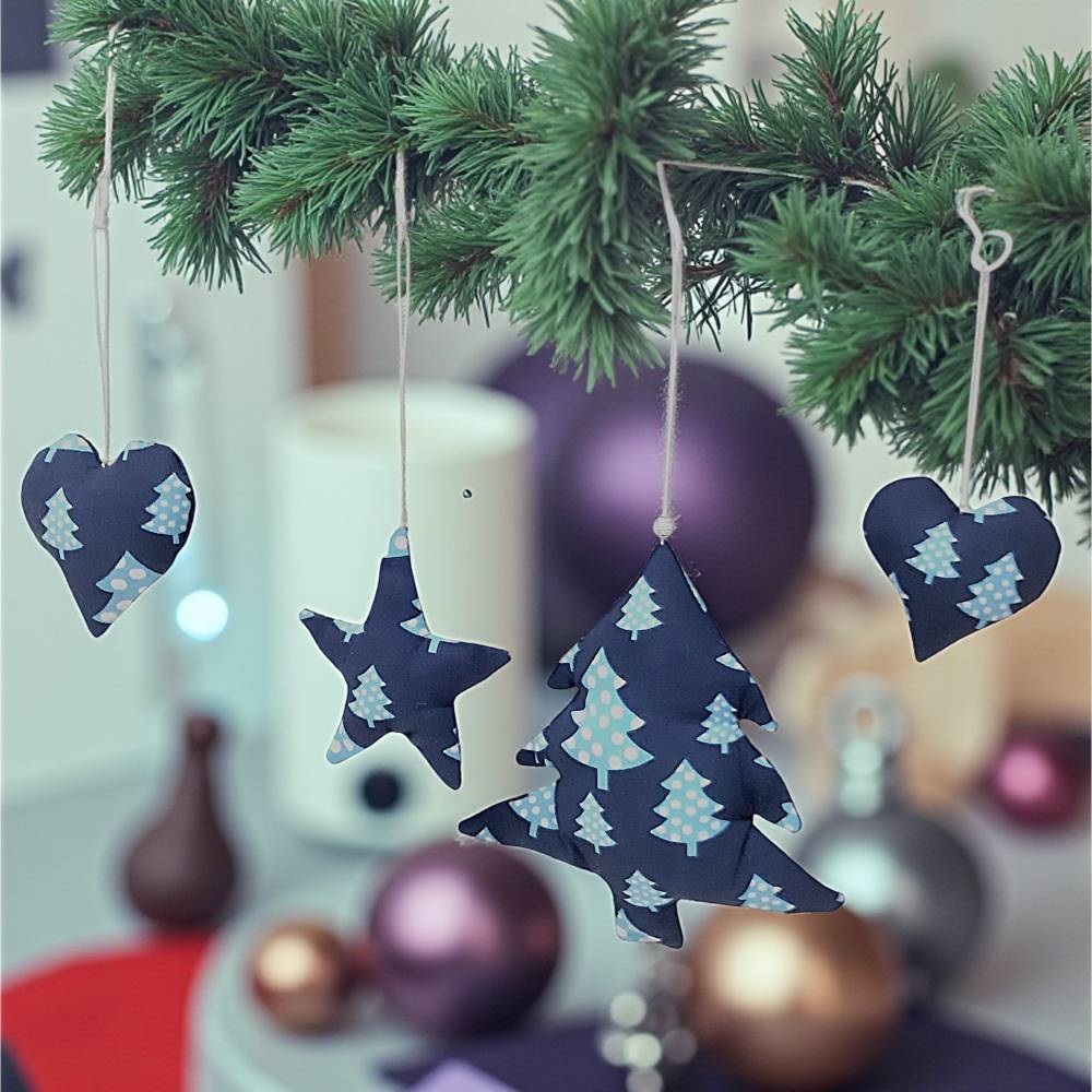 4-teilige blaue Weihnachtsdeko aus Baumwolle mit Tannenbaum Muster zum Aufhängen