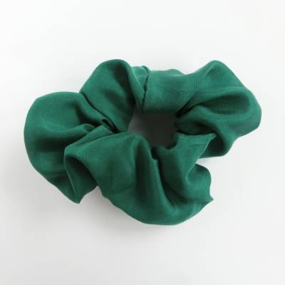 Upcycling Seide Scrunchie Stoffhaargummi handgemacht Seide grün