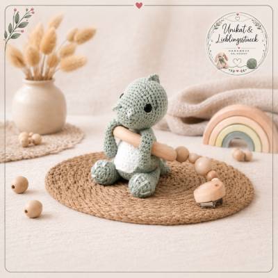 Kinderwagenanhänger Dino Mint gehäkelt – handgemachtes Baby Geschenk zur Geburt mit Holzring & Clip