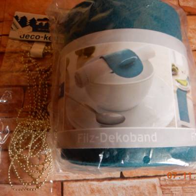 Grünes Filzdekoband mit golfarbener DekoPerlenkette