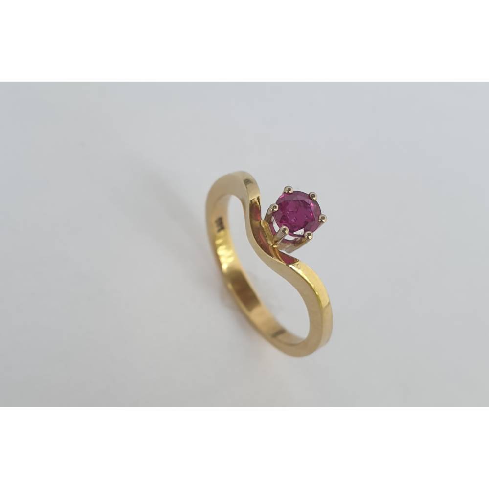 Zierlicher Rubinring aus 585er Gelbgold Bild 1