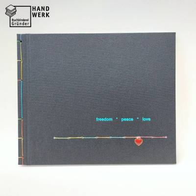 Japanbindung, freedom peace love, Notizbuch, regenbogen schwarz, 25 x 30 cm, 100 g/m² Recycling-Papier