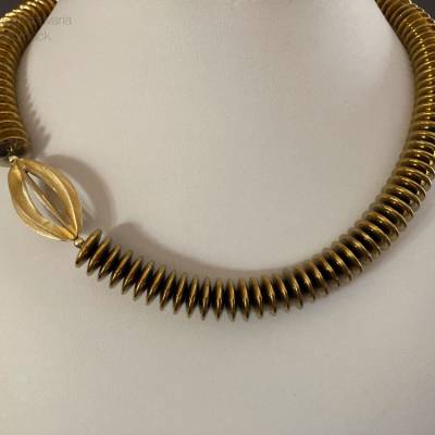 Goldfarbene Hämatitkette mit vergoldetem Si925 Wirbel – Handgefertigtes Collier aus Bayern, Geschenkidee für Frauen
