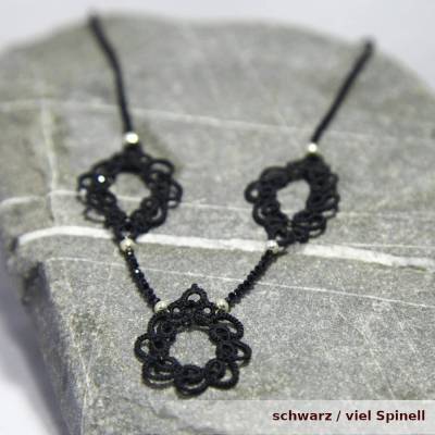 zeitlos schöne Bohokette Mila aus schwarzer Seide mit schwarzem Spinell und 925er Silber Verschluss